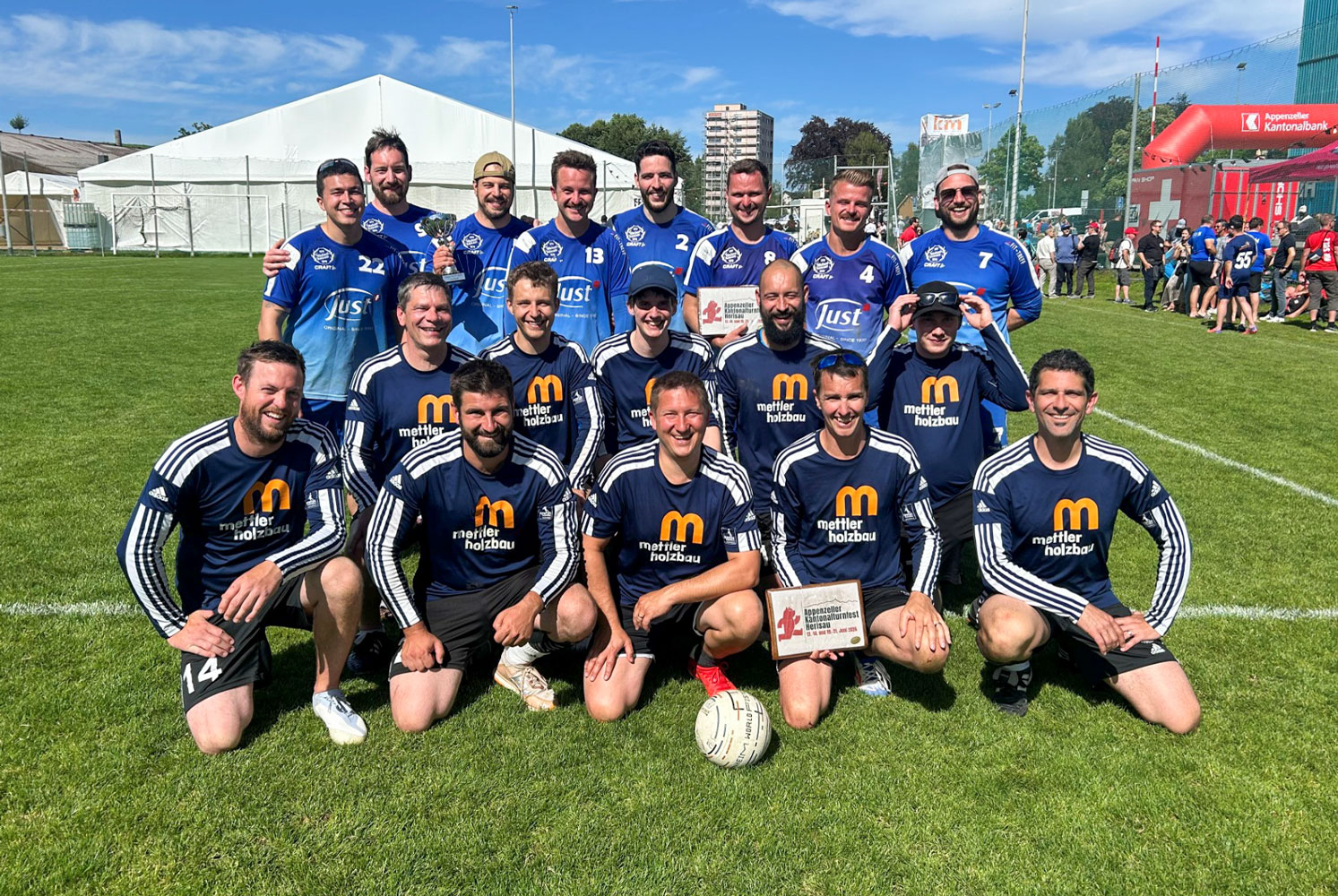 Siegerfoto des Faustballturniers am AKTF 2026 in Herisau mit TV Walzenhausen, FB Schwellbrunn 1 und FB Schwellbrunn 2